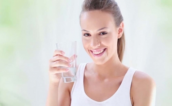 Uống nước trước và sau bữa ăn, có nên không?